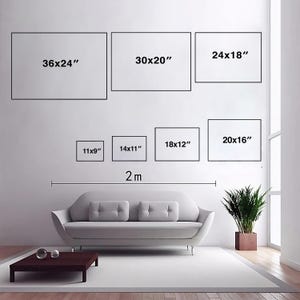 Pode incluir: Uma parede branca com um sof&aacute; e uma planta na frente. H&aacute; nove imagens emolduradas na parede com diferentes tamanhos e dimens&otilde;es. As dimens&otilde;es das imagens est&atilde;o escritas nas molduras. As dimens&otilde;es est&atilde;o em polegadas. A parede tem 2 metros de largura.