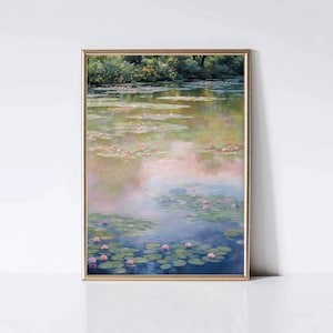 Op de afbeelding: Een schilderij van een vijver met waterlelies en roze waterlelies. Het water is lichtblauw en groen, en de lucht is lichtroze.