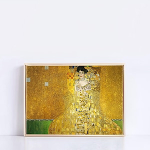 Puede incluir: Una pintura de una mujer con un vestido dorado y un sombrero negro. El fondo es un mosaico dorado con un patrón geométrico.