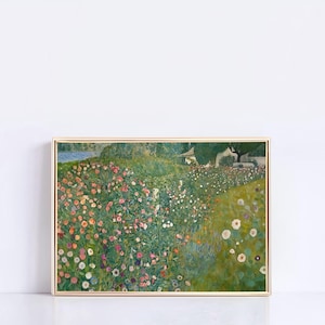 Pu&ograve; includere: Un dipinto incorniciato che rappresenta un prato verde lussureggiante pieno di una variet&agrave; di fiori colorati. Il prato &egrave; delimitato da un piccolo specchio d'acqua e da una fila di alberi sullo sfondo.