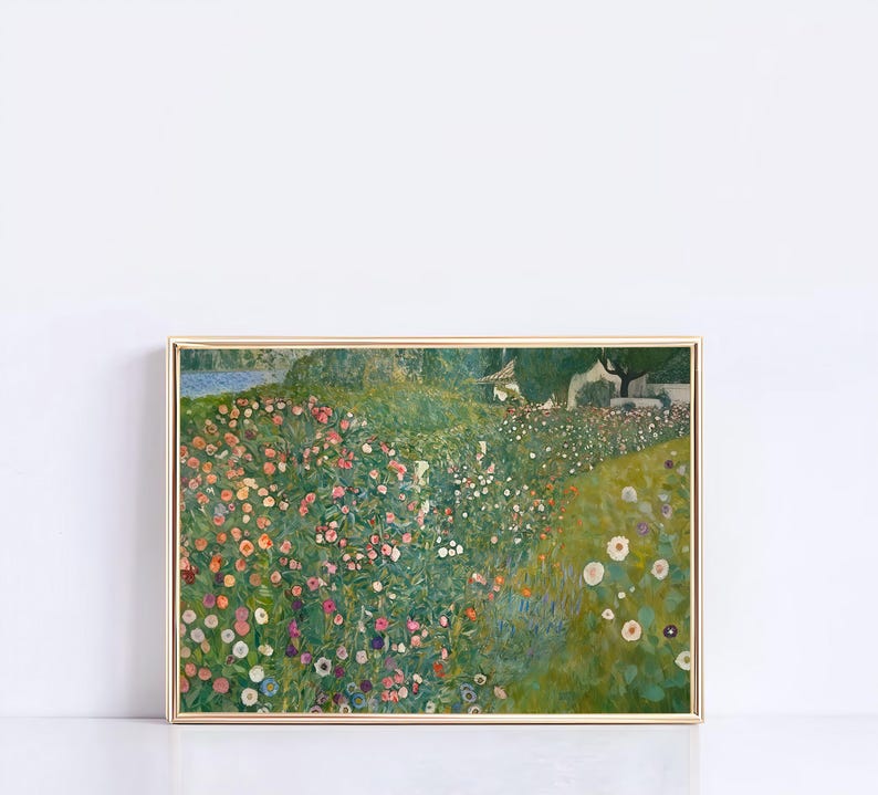 Pu&ograve; includere: Un dipinto incorniciato che rappresenta un prato verde lussureggiante pieno di una variet&agrave; di fiori colorati. Il prato &egrave; delimitato da un piccolo specchio d'acqua e da una fila di alberi sullo sfondo.
