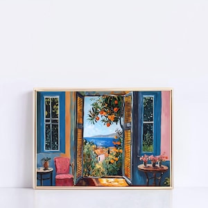 Puede incluir: Una pintura de una ventana con contraventanas azules abiertas que revelan una vista de un paisaje mediterráneo con un mar azul, un pueblo pequeño y un árbol cítrico con fruta naranja. La ventana está enmarcada en oro y la pintura tiene una pared rosa en el fondo.