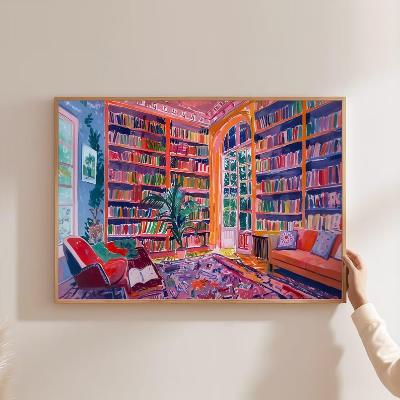 K&ouml;nnte beinhalten: Ein farbenfrohes Gem&auml;lde einer Bibliothek mit B&uuml;cherregalen, die mit B&uuml;chern gef&uuml;llt sind. Der Raum hat ein gro&szlig;es Fenster mit Blick auf einen Garten. Es gibt einen roten Sessel und eine Couch im Raum. Das Gem&auml;lde ist in einem lockeren, expressiven Stil gehalten.