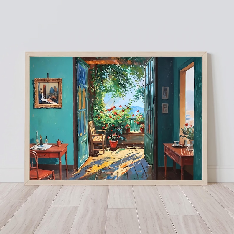 Op de afbeelding: Een schilderij van een kamer met een open deur die leidt naar een balkon met weelderig groen en uitzicht op zee. De kamer is in een tealblauwe kleur geverfd en heeft een kleine tafel met een vaas met bloemen en een ingelijst schilderij aan de muur.