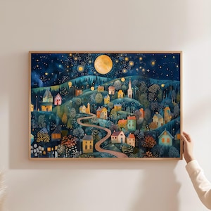 Pode incluir: Uma pintura em aquarela de uma pequena aldeia aninhada em uma encosta sob uma lua cheia e um c&eacute;u estrelado. As casas s&atilde;o pintadas em tons de amarelo, laranja e rosa, e as &aacute;rvores s&atilde;o de um verde profundo. A lua &eacute; de um branco brilhante, e as estrelas brilham de um azul.