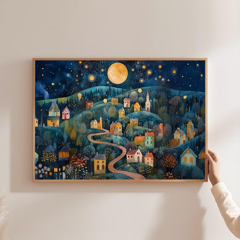 Pode incluir: Uma pintura em aquarela de uma pequena aldeia aninhada em uma encosta sob uma lua cheia e um c&eacute;u estrelado. As casas s&atilde;o pintadas em tons de amarelo, laranja e rosa, e as &aacute;rvores s&atilde;o de um verde profundo. A lua &eacute; de um branco brilhante, e as estrelas brilham de um azul.