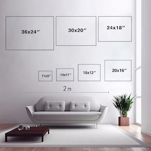 Op de afbeelding: Een witte muur met een bank en een plant ervoor. Er hangen negen ingelijste foto's aan de muur met verschillende afmetingen. De afmetingen van de foto's staan op de lijsten. De afmetingen zijn in inches. De muur is 2 meter breed.