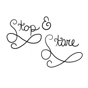 Könnte beinhalten: Handgezeichnete Kalligraphie in schwarzer Tinte auf weißem Hintergrund. Der Text lautet "Stop & Stare".