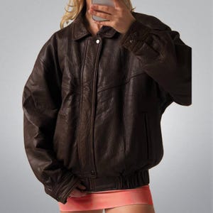 Übergroße Distressed Braune Lederjacke für Damen Vintage Styl Casual Street Style Oberbekleidung Perfekt für trendige Herbst- und Winterlooks