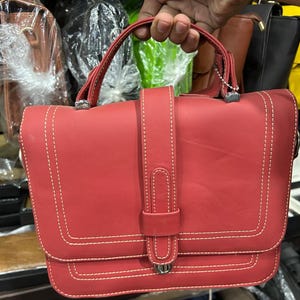 Cartable en cuir rouge vintage élégant pour femmes, sac messager classique pour adolescente, sac à main tendance à poignée supérieure pour un usage quotidien