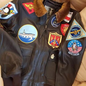 メンズハリウッドトムクルーズマーベリックレザーボンバージャケットカスタム刺繍パッチ、本物の牛革、象徴的なヴィンテージにインスパイアされた