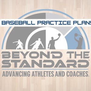 Könnte beinhalten: Grafik mit dem Text "BASEBALL PRACTICE PLANS" und "BEYOND THE STANDARD" in einer stilisierten Schriftart. Silhouetten von Baseballspielern sind abgebildet. Der Hintergrund ist ein helles Holzmaserungsmuster.