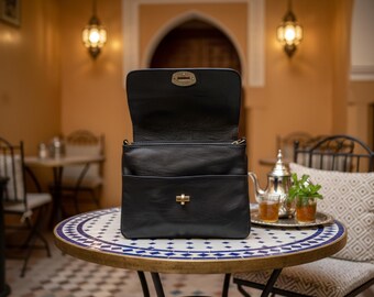 Handmade Leather Crossbody Bag with Brass Lock – Genuine Shoulder Purse – Medium Size Satchel