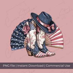 Op de afbeelding: Waterverfillustratie van een cowboyhoed, laarzen en waaiers met een patriottisch thema. De laarzen zijn wit met roze bloemaccenten en blauwe sterdetails. De hoed is marineblauw met een rode band. De waaiers tonen rood-witte strepen en blauwe sterren.