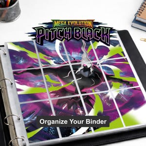 Peut inclure: Un classeur noir avec une pochette de protection transparente contenant une grande image d'une créature sombre aux cheveux blancs avec des effets d'énergie violets et verts. Le texte Mega Evolution Pitch Black et Organize Your Binder est visible.