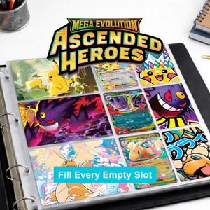 Pode incluir: Um fichário preto cheio de cartas colecionáveis Pokémon, cada uma em uma manga transparente. As cartas apresentam personagens como Pikachu e Gengar. O fichário tem o texto "MEGA EVOLUTION ASCENDED HEROES" e "Fill Every Empty Slot".