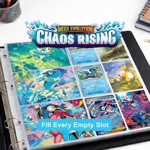 Può includere: Un raccoglitore nero a tre anelli contenente una collezione di carte collezionabili in bustine di plastica trasparente. Le carte presentano varie illustrazioni colorate di creature. Una grafica in alto riporta Mega Evolution Chaos Rising.
