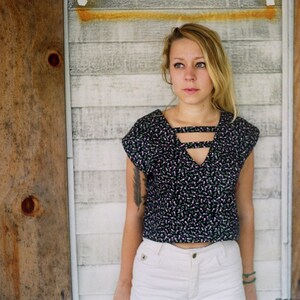 Pyramid Crop Top / Black Floral