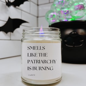 Bougie de soja parfumée Smells like the Patriarchy Is Burning, 9 oz, bougie féministe, bougie de rupture, bas de Noël, bougie des droits de la femme