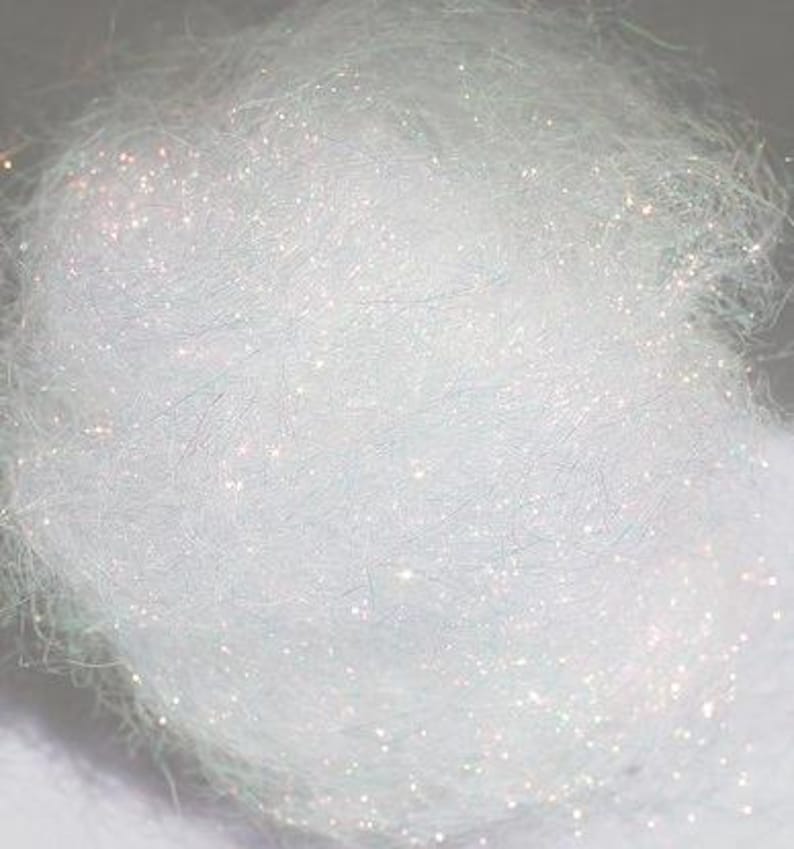 以下が含まれることがあります： 白い虹色のクラフトファイバーのクローズアップ。ファイバーは非常に細かく、わずかに輝いています。