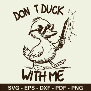 以下が含まれることがあります： サングラスをかけたアヒルの漫画イラスト。ナイフを持っており、「DON'T DUCK WITH ME」というテキストが添えられています。白黒のデザインです。