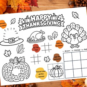 Może przedstawiać: Czarno-biała karta pracy na Święto Dziękczynienia z napisem Happy Thanksgiving, czapką pielgrzyma do łączenia kropek, indykiem do kolorowania według numerów, grą w kółko i krzyżyk, labiryntem w kształcie dyni oraz siatką do rysowania.