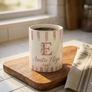 Personalisierte Rosa Aquarell-Tasse mit Monogramm E & Tante Eliza / Gestreifte Kaffeetasse mit Initiale