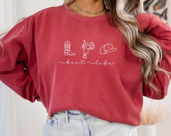 Sudadera unisex de cuello redondo con la mejor vida de equitación occidental; bota, silla de montar occidental, sombrero de vaquero; regalo ecuestre