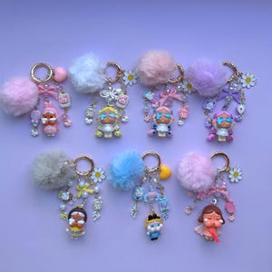 Porte-clés mini boîte aveugle Crybaby | Crybaby mignon, popmart, bibelots, lapin, Alice, fleur, abeille