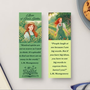 Op de afbeelding: Twee groene bladwijzers met illustraties uit "Anne of Green Gables". Eén toont een meisje met een hoed, de andere een meisje in een groene jurk. Elke bladwijzer heeft een citaat uit het boek van L.M. Montgomery.
