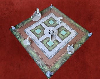 Pode incluir: Um tabuleiro de jogo branco com um design verde e marrom. O tabuleiro é dividido em quatro seções, cada uma com um design diferente. Há pequenas figuras brancas no tabuleiro.