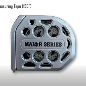 Könnte beinhalten: Silbernes Tisch-Maßband mit dem Text "MAJOR SERIES". Das Maßband ist 482,6 cm lang. Das Gehäuse hat mehrere kreisförmige Aussparungen. Das Produkt befindet sich auf weißem Hintergrund.