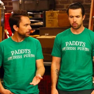 Puede incluir: Dos hombres con camisetas verdes con el texto "Paddy's Irish Pub" impreso en la parte delantera.