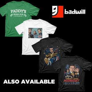 Puede incluir: Cuatro camisetas diferentes con dise&ntilde;os variados. La primera es verde con el texto "Paddy's Irish Pub South Philadelphia". La segunda es blanca con un logotipo de banda y el texto "blink-182". La tercera es negra con un gr&aacute;fico de un hombre con traje y el texto "The Nightman Cometh". La cuarta es negra con un gr&aacute;fico de un hombre con traje y el texto "Threat Level Midnight".