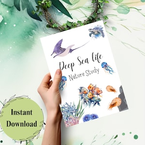 Może przedstawiać: Biała kartka z napisem "Deep Sea Life Nature Study" i ilustracjami stworzeń morskich, w tym płaszczki, meduzy i ryby. Słowa "Instant Download" znajdują się na zielonym okręgu.
