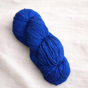 Hilo de lana merino Buscando Azul Malabrigo Worsted - 186 Deep Blue - Hilo de lujo teñido a mano de grosor Aran azul marino cobalto para tejer y hacer ganchillo