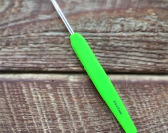 Knitters Pride Waves Crochet Hook - Ergonomic Soft Touch Comfort Grip - Individual Single Size Aluminum Crochet Hooks for Yarn and Thread