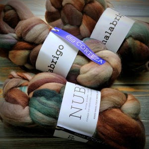 Malabrigo Nube Merino Wool Roving: Trenza de fibra artística teñida a mano de Corteza