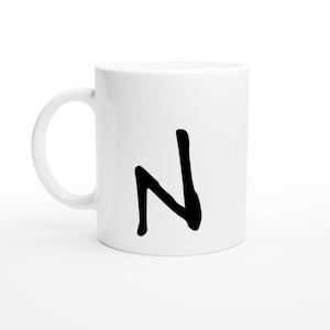 Taza de cerámica inspirada en Stranger Things (11 oz) con la letra "N" en estilo alfabeto aterrador, duplicada en gris