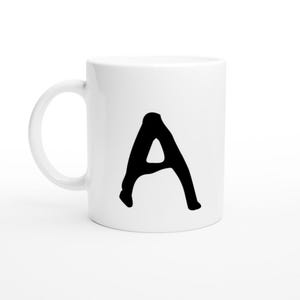 Caneca de cerâmica inspirada em Stranger Things (11oz) com a letra "A" no estilo do alfabeto assustador, duplicada em cinza