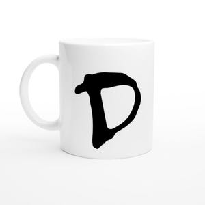 Taza de cerámica inspirada en Stranger Things (11 oz) con la letra "D" en estilo alfabeto aterrador, duplicada en gris