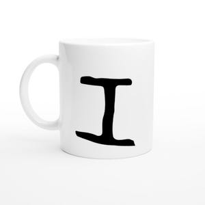 Taza de cerámica inspirada en Stranger Things (11 oz) con la letra "I" en estilo Scary Alphabet, duplicada en gris