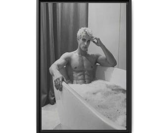 Toile encadrée « Sous l'eau calme », portrait masculin en noir et blanc à l'atmosphère mélancolique, décoration murale pour salle de bain.