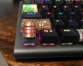 Teclas hechas a mano con el casco de Dead Space, tecla personalizada, tecla de barra espaciadora personalizada, tecla personalizada de personaje, tecla artesanal, teclas Cherry MX
