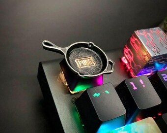 Mystic Anodized Purple Bratpfannen-Artisan-Tastenkappe für Cherry MX | Detailreiche Handarbeit aus Gunmetall-Finish | Einzigartiges Pan Logo mit RGB Leuchtfarbe