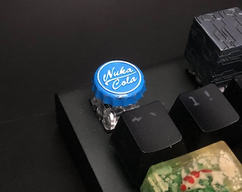 Tecla de tapa de botella Nuka Cola Quantum / Resina personalizada artesanal / Regalo para fans de Fallout / Regalo para jugadores y fans de Fallout