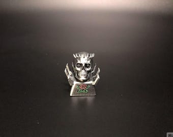 Tecla Caballero Calavera – Tecla artesanal inspirada en Berserk / Tecla con acabado metálico para teclados mecánicos Cherry MX