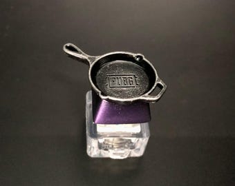 Tecla artesanal Mystic Anodized Purple Frying Sar para Cherry MX / Acabado detallado hecho a mano en color gris plomo / Logotipo único de sartén translúcido con brillo RGB