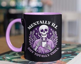 Taza de café "Enfermo mental pero totalmente tranquilo", esqueleto tomando café, taza divertida sobre salud mental, esqueleto relajado con café, taza con la que te puedes identificar.