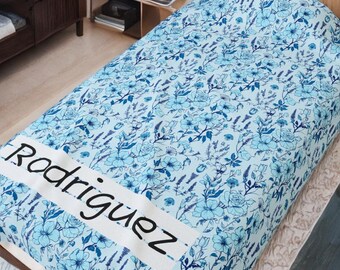 Manta de felpa de terciopelo personalizada con estampado floral azul y diseño de profundidades oceánicas.